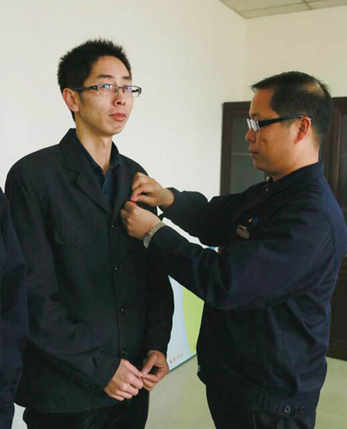 z6.com党委建议：佩带党徽 亮明身份 加强责肆意识